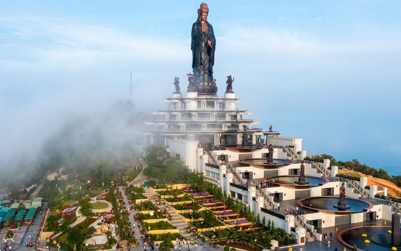 Toan canh nui ba den